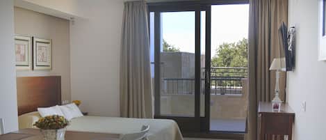 Bureau, rideaux occultants, chambres insonorisées