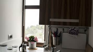 Refrigerador, placa de cocina, utensilios de cocina, mesa de comedor