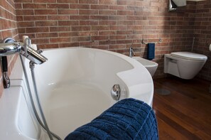 Family Suite, 1 Bedroom, Sea View (5 pax) | Deep-soaking bathtub - Residence Zelzar (Vietri sul Mare)