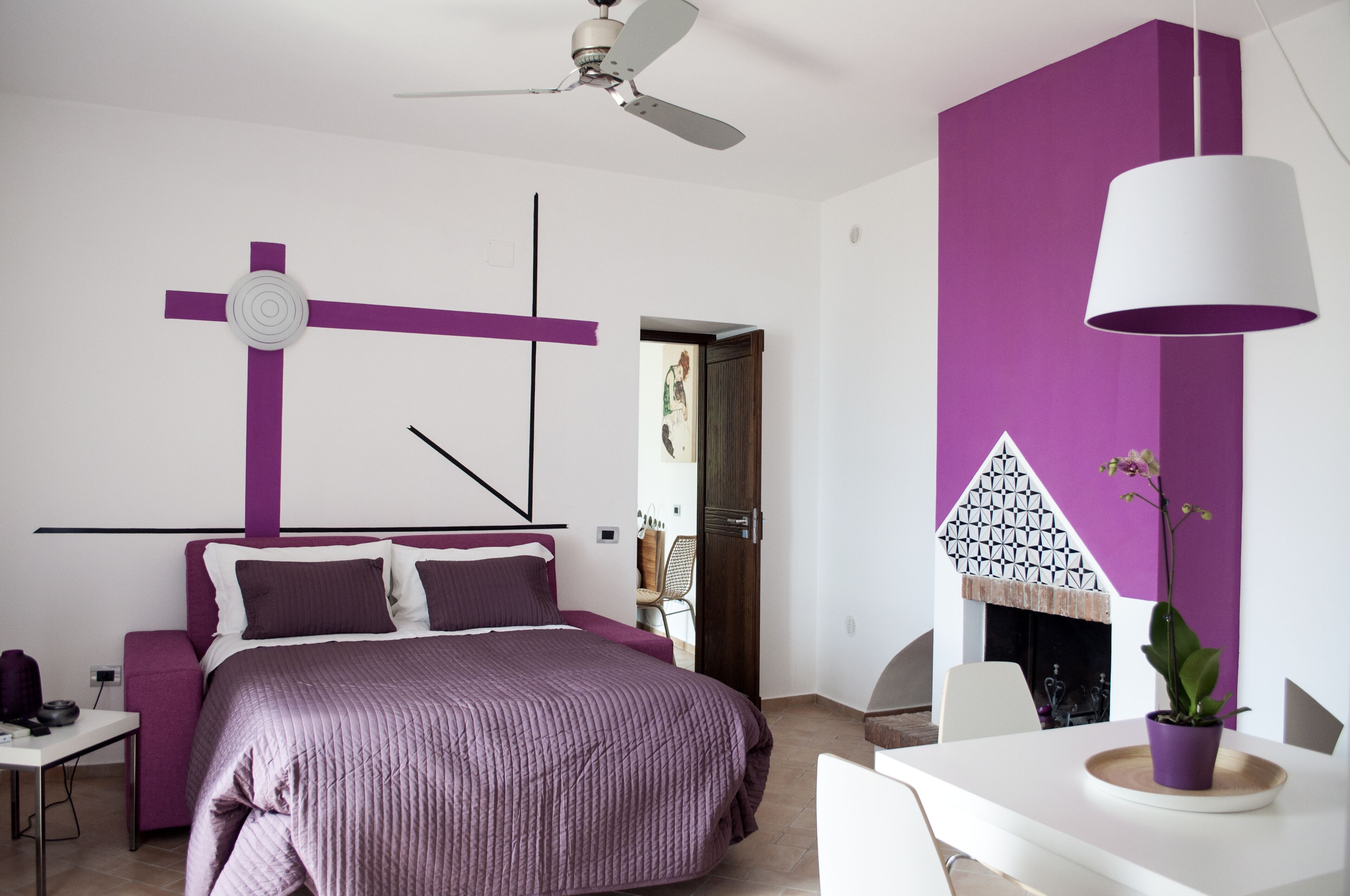 Une chambre à coucher moderne avec un lit, un bureau et une chaise.