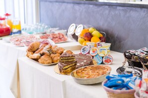 Sarapan prasmanan setiap hari (EUR 10 per orang)