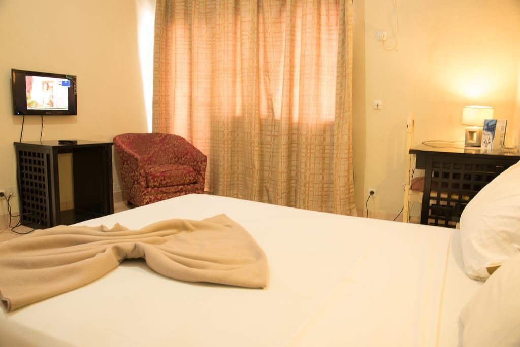 Junior Suite | Desk, blackout drapes, rollaway beds, free WiFi