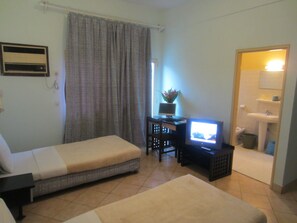 Quarto casal standard | Escrivaninha, cortinas blackout, camas extras/dobráveis (sobretaxa)
