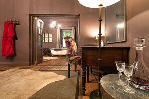 高级房 (Deluxe) | 高档床上用品、客房内保险箱、特色装修、特色家居