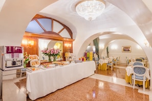 Se ofrece un desayuno bufé (8 EUR por persona)