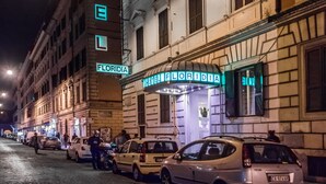 Un hotel con una fachada clásica, varios pisos y un llamativo letrero que dice 'HOTEL'.
