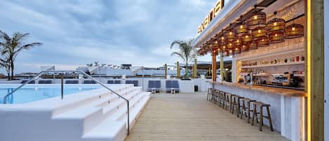 4 piscines extérieures, parasols de plage, chaises longues