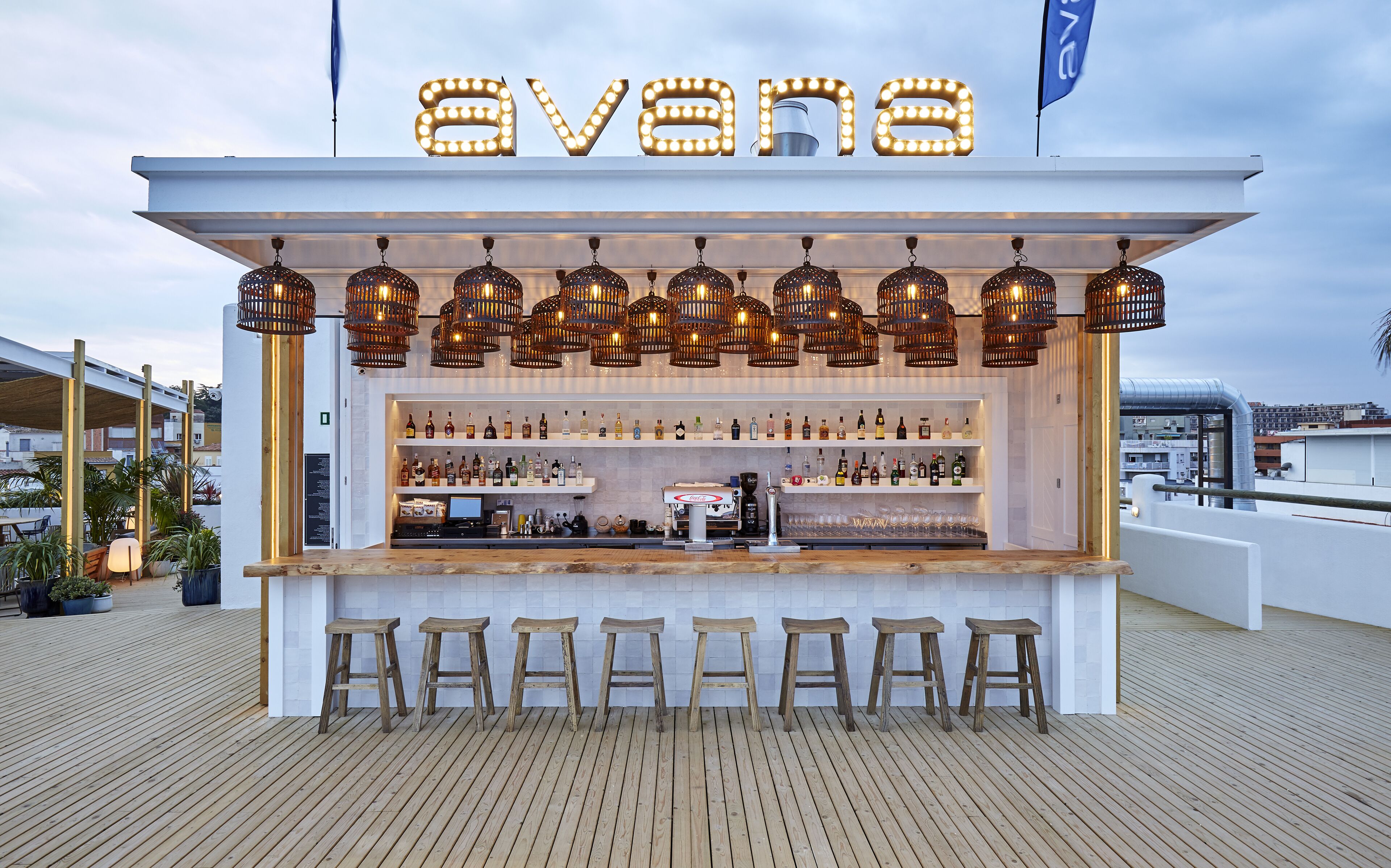 2 bars/lounges, poolside bar