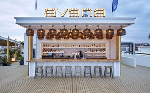 2 bars/lounges, een poolbar