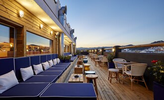 2 bares y bar junto a la piscina