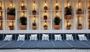 Bar en bord de piscine