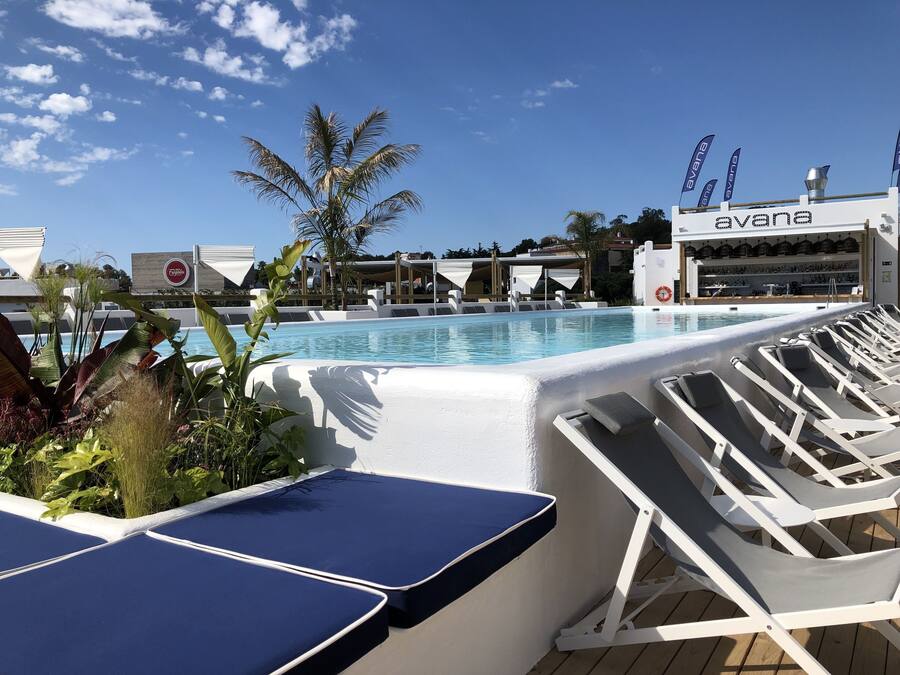 4 piscines extérieures, parasols de plage, chaises longues