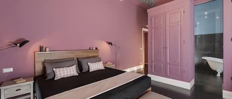 Junior suite | Een kluis op de kamer, een bureau, geluiddichte muren