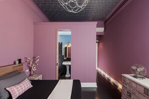 Standard Double or Twin Room | Peti besi dalam bilik, meja, kalis bunyi, katil lipat simpan/tambahan 