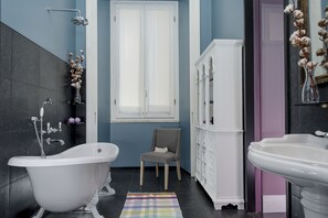 Suite Junior | Salle de bain | Douche, articles de toilette gratuits, sèche-cheveux