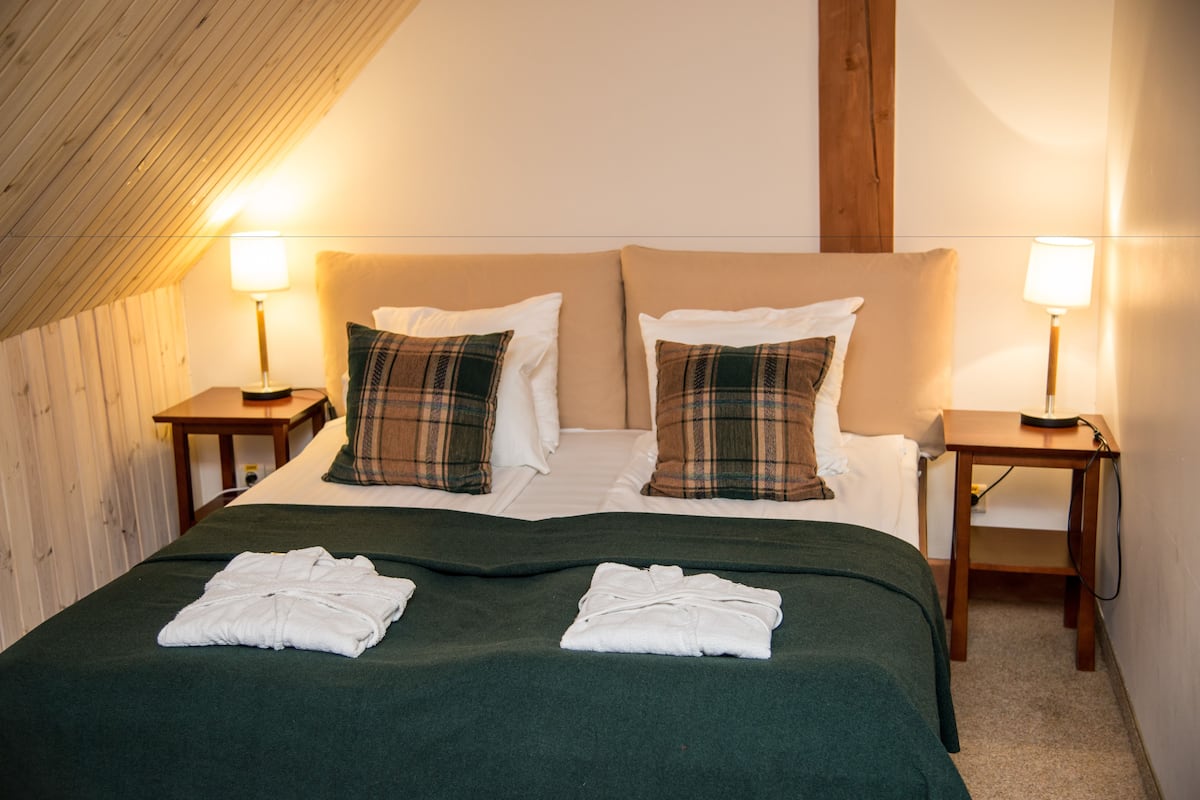 Superior tweepersoonskamer, uitzicht op meer | 1 slaapkamer, een kluis op de kamer, een bureau