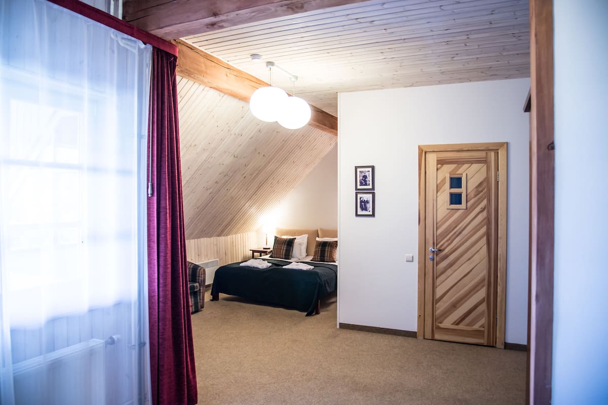 Deluxe tweepersoonskamer | 1 slaapkamer, een kluis op de kamer, een bureau