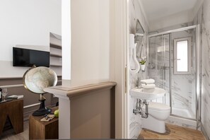 Twin Room | Bathroom | Shower, free toiletries, hair dryer, towels - Côté Rome Colosseo (Rome)