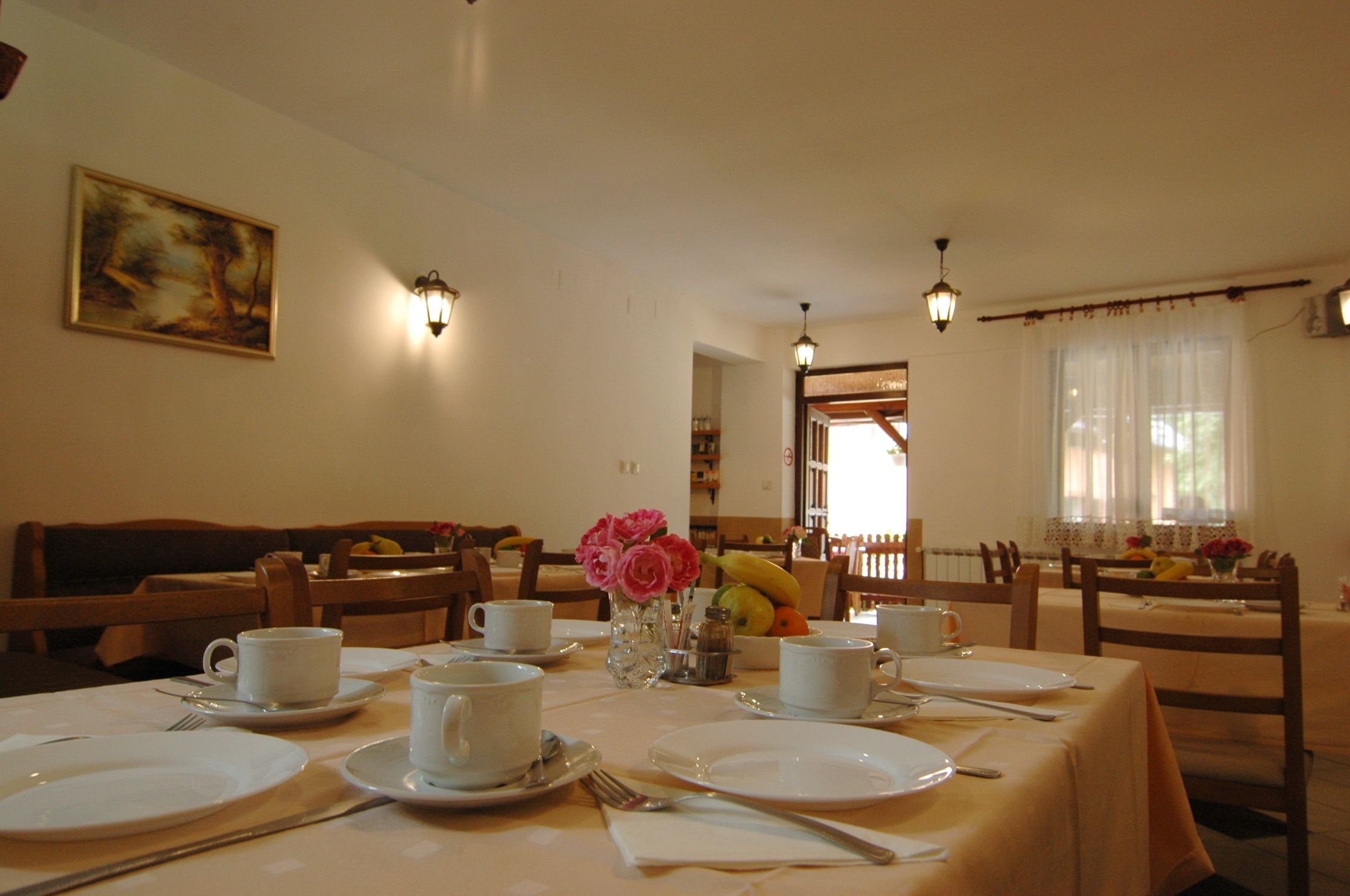 Petit déjeuner continental (9 EUR par personne)