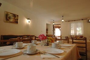 Petit déjeuner continental (9 EUR par personne)