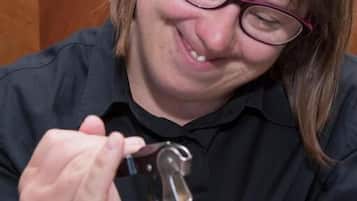 Una persona sosteniendo una botella con un corcho.