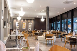 Lunsj og middag serveres, regionale retter