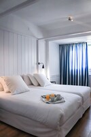 Habitación con 2 camas individuales | Cortinas opacas, wifi gratis, ropa de cama