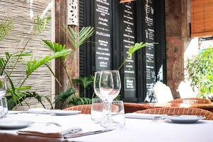 Se sirven desayunos, almuerzos, cenas y cocina mediterránea 