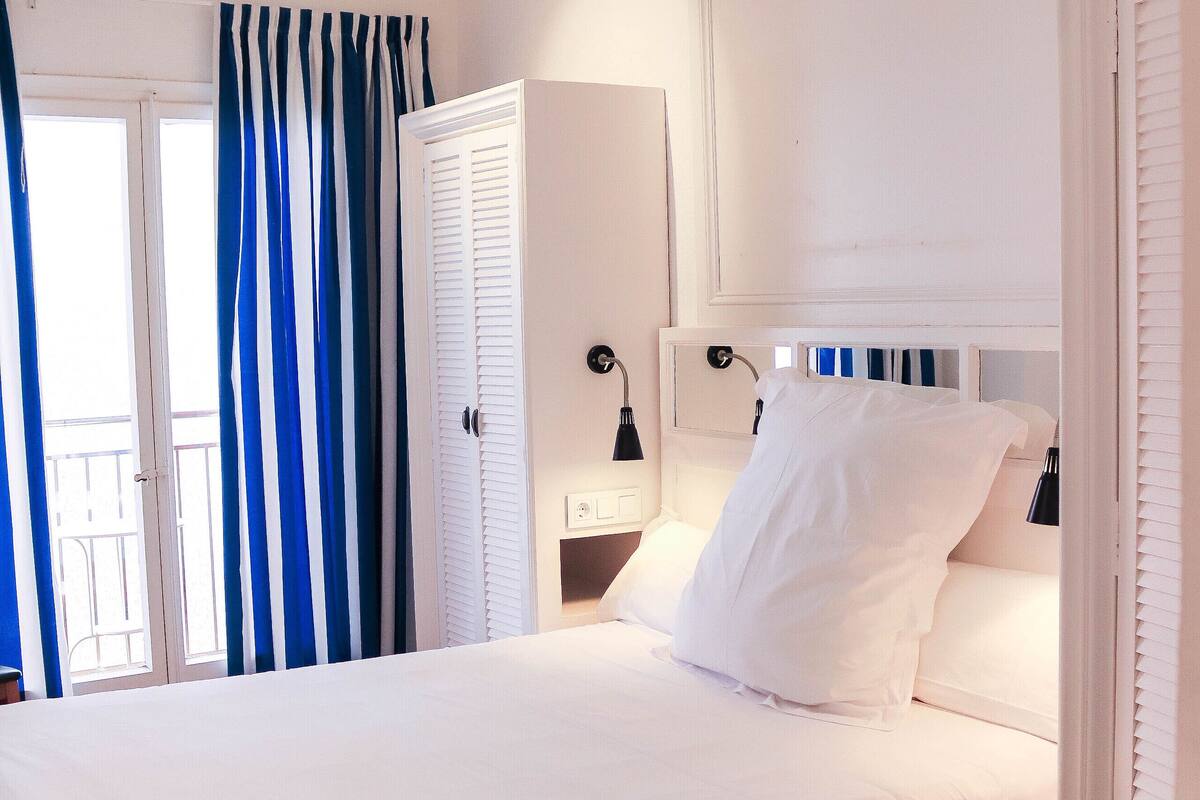 Cortinas blackout, wifi gratis y ropa de cama 