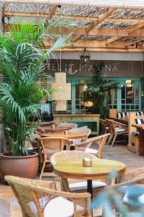 Melayani sarapan, makan siang, makan malam; sajian masakan Mediterania