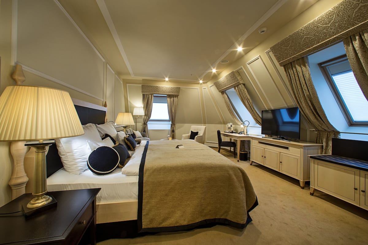 wilson junior suite  | free minibar, in-room safe, desk, iron/ironing board