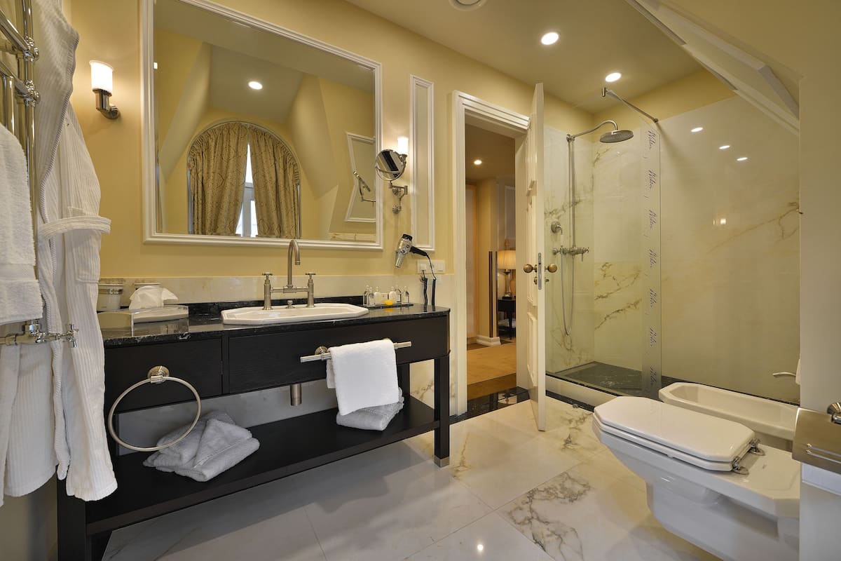 wilson junior suite  | bathroom | free toiletries, hair dryer, slippers, towels