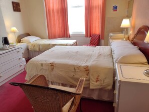 Familien-Dreibettzimmer, Nichtraucher, mit Bad (Room 1) | Kostenloses WLAN, Bettwäsche