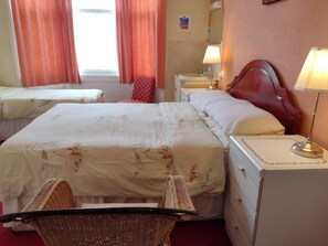 Familien-Dreibettzimmer, Nichtraucher, mit Bad (Room 1) | Kostenloses WLAN, Bettwäsche