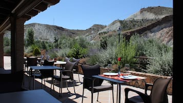 Sarapan, makan tengah hari, makan malam dihidangkan; masakan tempatan