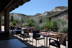 Breakfast, lunch, dinner served; local cuisine  - Hotel Rural Valle del Turrilla (Hinojares)