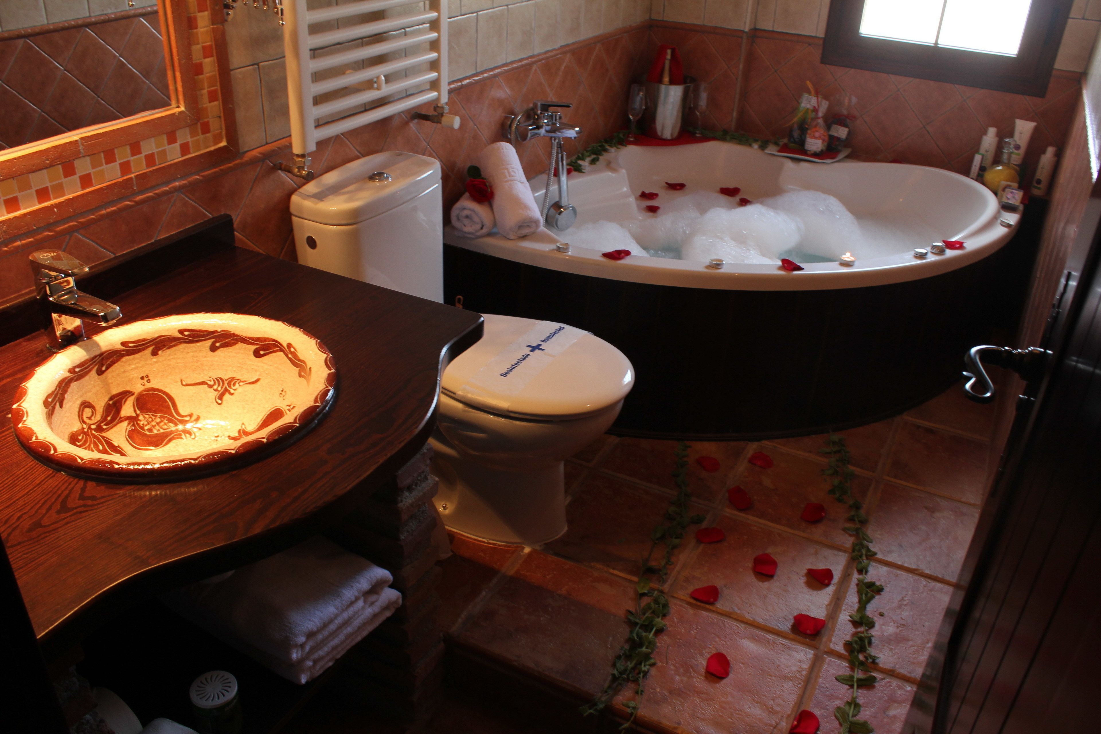 Un baño con bañera, inodoro y lavamanos.