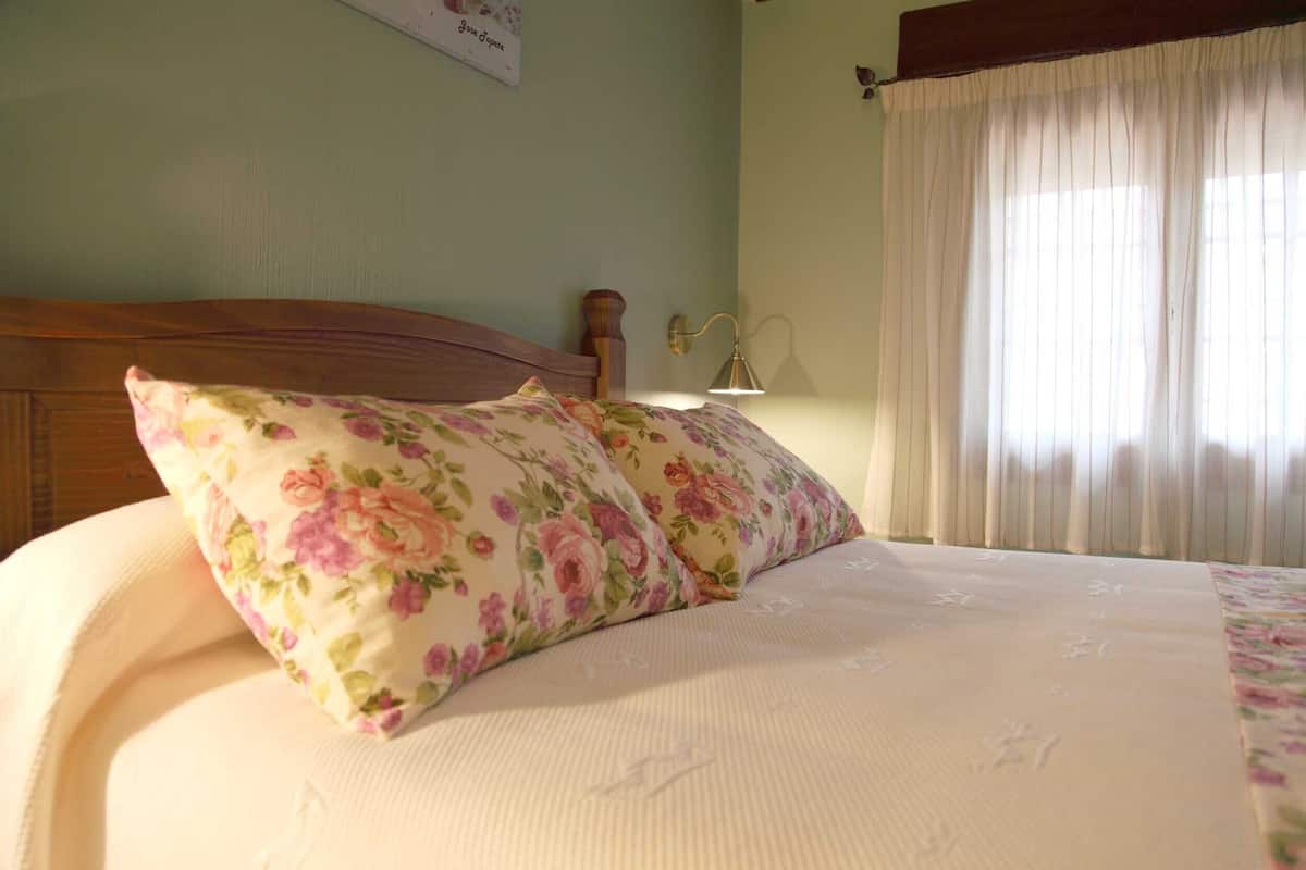 Cortinas blackout, cunas gratuitas, camas extra y wifi gratis