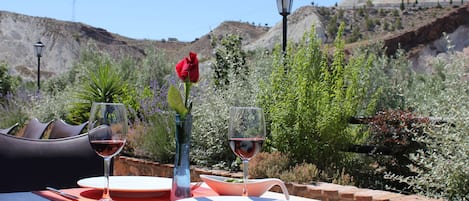 Aperto a colazione, pranzo e cena, cucina locale 