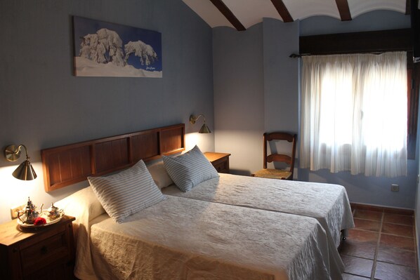 Family Room | Blackout drapes, free cribs/infant beds, rollaway beds, free WiFi - Hotel Rural Valle del Turrilla (Hinojares)