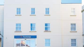 Experience the simplicity of this hotel's flat facade with evenly spaced windows, providing ample natural light to its interior spaces.