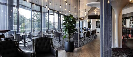 Petit déjeuner et dßner servis sur place, spécialités Cuisine régionale