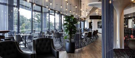 Se sirven desayunos, cenas y cocina regional