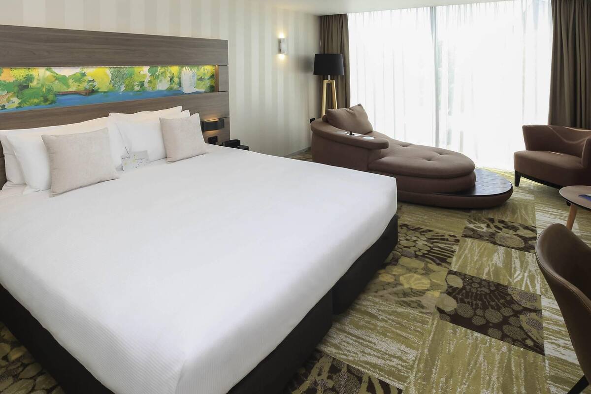 Executive Room, 1 King Bed | Premium bedding, pillow-top beds, in-room safe, desk
