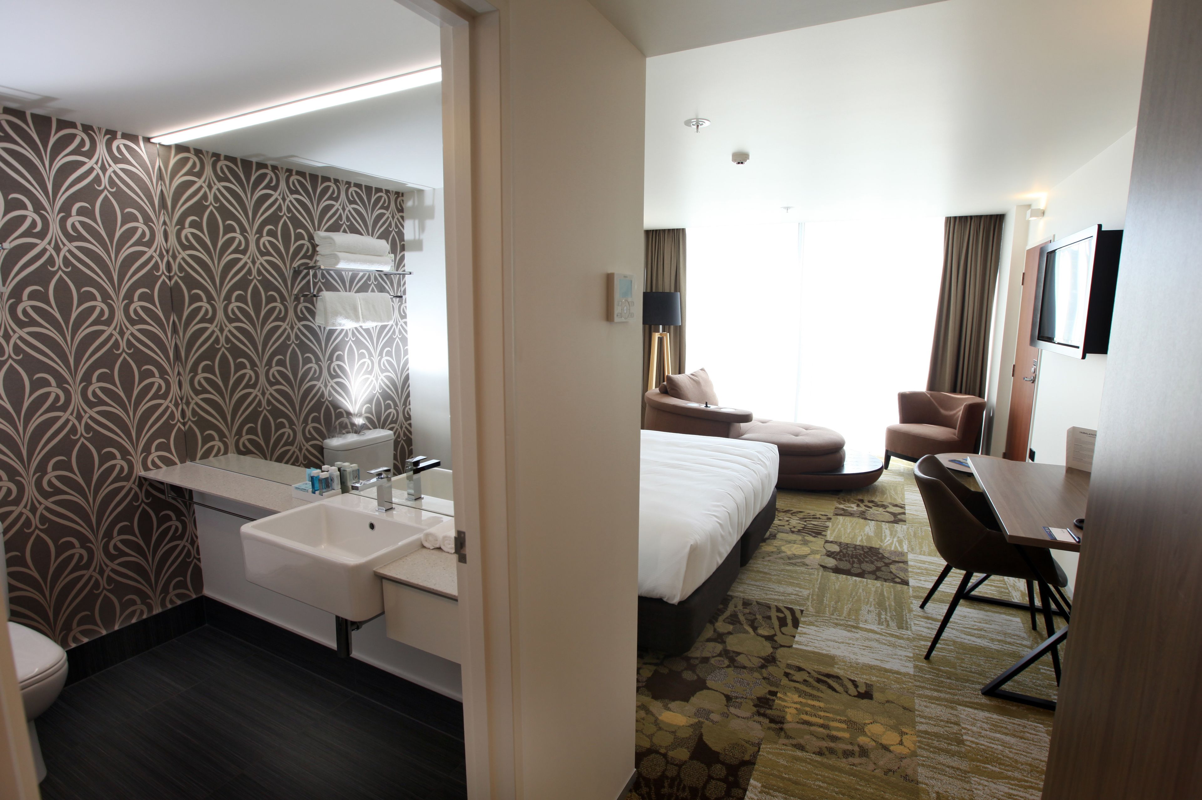 Executive Room, 1 King Bed | Premium bedding, pillowtop beds, in-room safe, desk