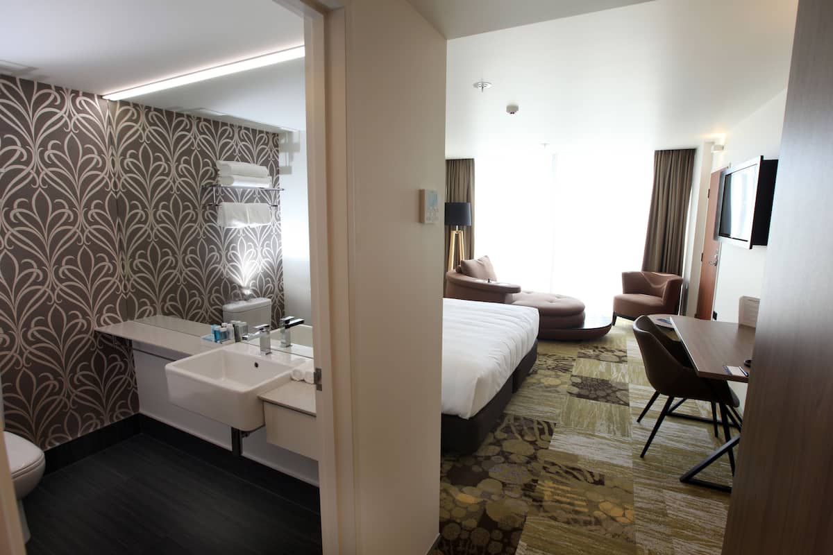 Executive Room, 1 King Bed | Premium bedding, pillowtop beds, in-room safe, desk