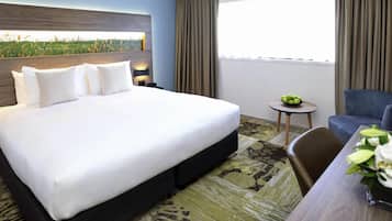 Studio, 1 kingsize-seng | Sengetøy av topp kvalitet, senger med overmadrass og safe på rommet