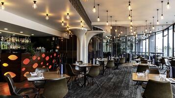 Phục vụ bữa sáng và bữa tối, đặc sản vùng