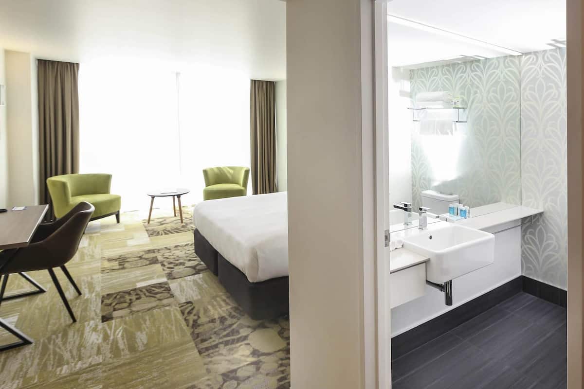 Superior kamer, 1 kingsize bed | Luxe beddengoed, pillowtop-bedden, een kluis op de kamer, een bureau