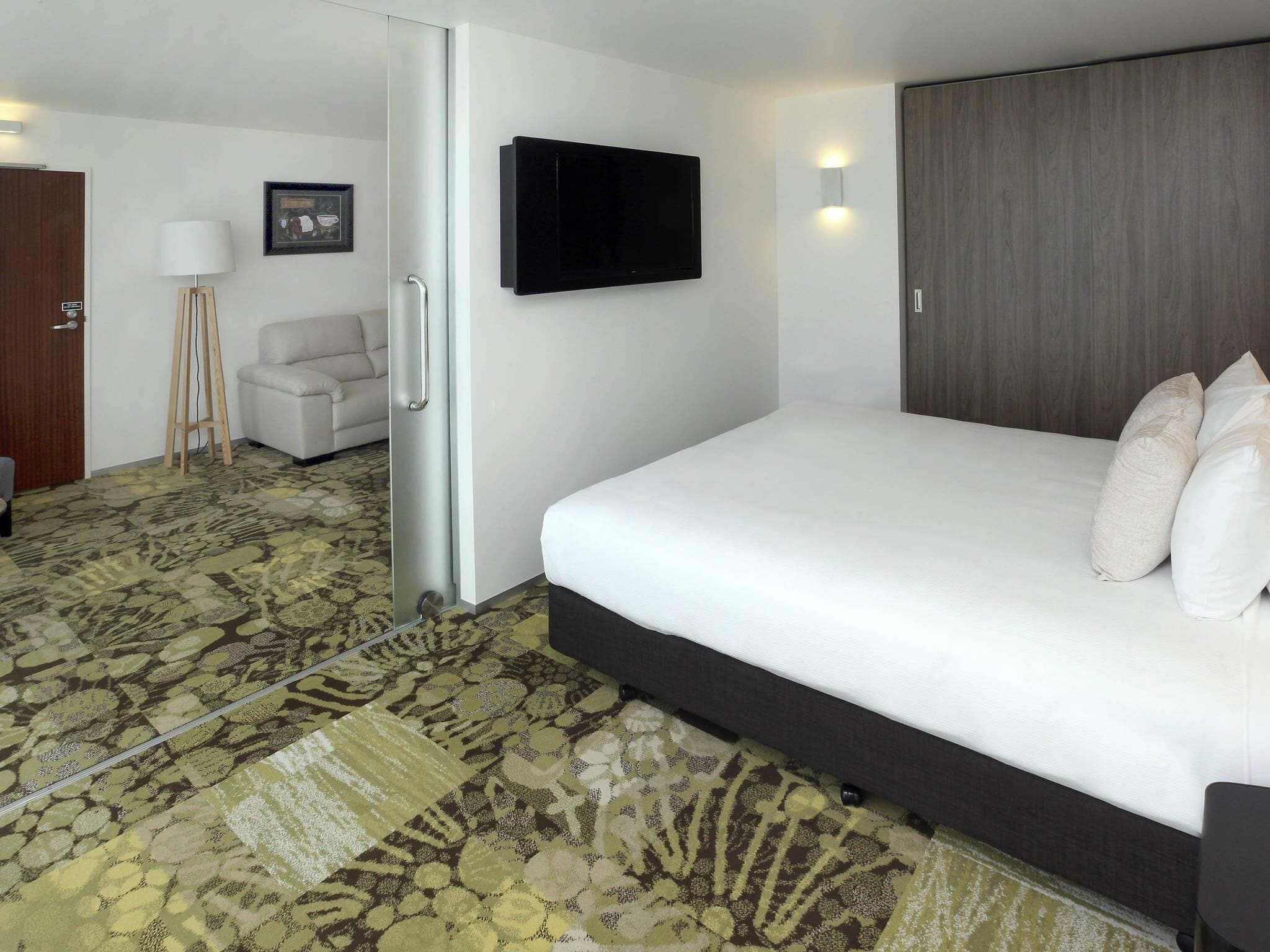 Luxe beddengoed, pillowtop-bedden, een kluis op de kamer, een bureau